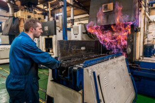 reportage photo d'entreprise en Normandie - ouvrier traitement haute température