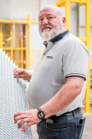 portait corporate d'un directeur d'usine métallurgique en Normandie