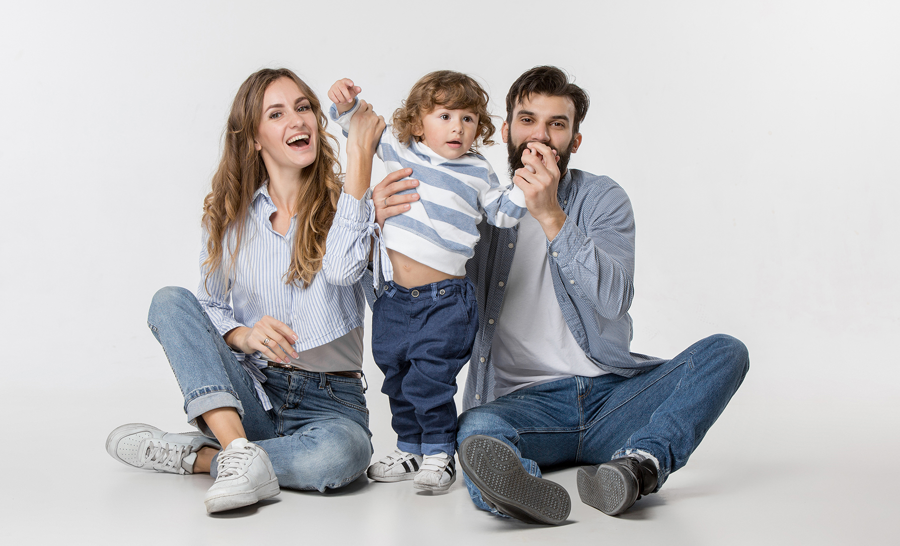 A happy family on white background séance photo de famille en Normandie