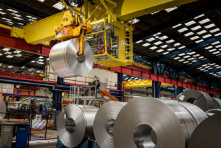 déplacement de bobine d'acier avec pont roulant - reportage photo industriel