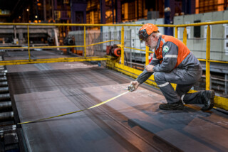 prise de mesure au metre ruban - reportage photo industriel